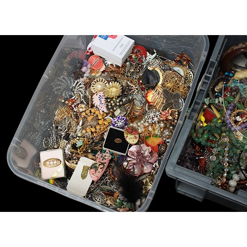 101 - A good collection of assorted vintage costume jewellery including beads, chains, and bangles etc.