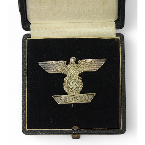 51 - A 'Spange zum Eisernen Kreuz' Clasp to the Iron Cross, in fitted box.