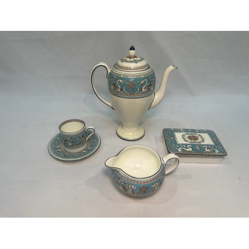 59 - A Wedgwood ‘Turquoise Florentine’ pattern part coffee and dinner service, comprising 22 x dinner pla... 