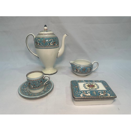 59 - A Wedgwood ‘Turquoise Florentine’ pattern part coffee and dinner service, comprising 22 x dinner pla... 