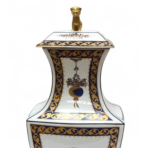 89 - A large 20th Century Portuguese Vista Allegra chinoiserie vase and cover, with gilt lion finial, 44.... 