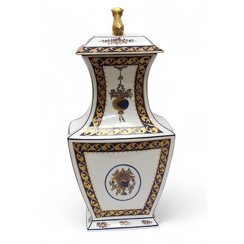 89 - A large 20th Century Portuguese Vista Allegra chinoiserie vase and cover, with gilt lion finial, 44.... 