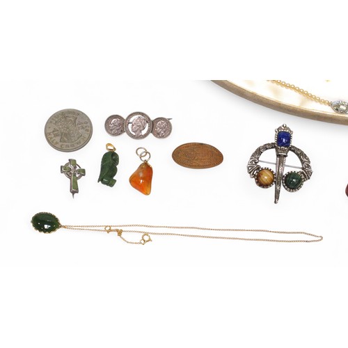 138 - A small collection of assorted costume jewellery items including a pearl necklace, a silver cross br... 