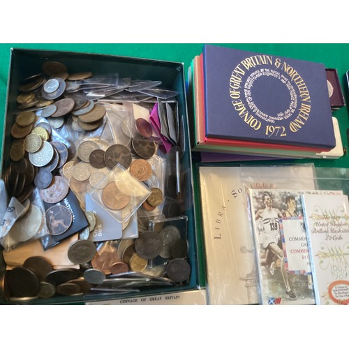 297 - Various silver pre-decimal coinage and other coins, including10 brilliant uncirculated Royal Mint ca... 