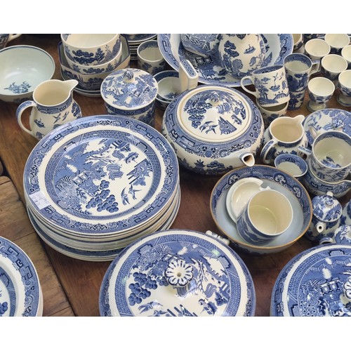 53 - An extensive collection of blue and white Willow pattern tea and dinner wares, in excess of 350 piec... 