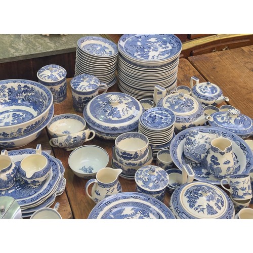 53 - An extensive collection of blue and white Willow pattern tea and dinner wares, in excess of 350 piec... 