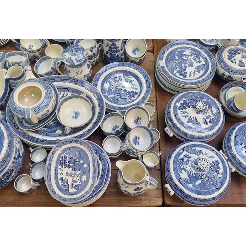 53 - An extensive collection of blue and white Willow pattern tea and dinner wares, in excess of 350 piec... 