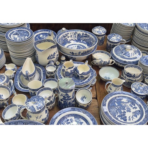 53 - An extensive collection of blue and white Willow pattern tea and dinner wares, in excess of 350 piec... 