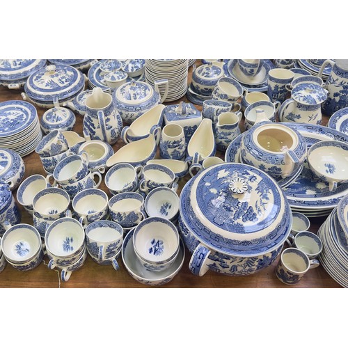 53 - An extensive collection of blue and white Willow pattern tea and dinner wares, in excess of 350 piec... 