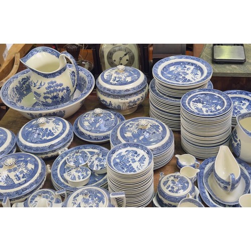 53 - An extensive collection of blue and white Willow pattern tea and dinner wares, in excess of 350 piec... 