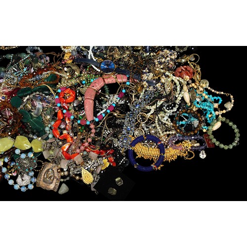 227 - A good collection of assorted vintage costume jewellery including chains, beads, pendants, bracelets... 