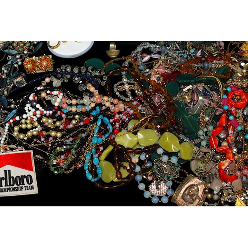 227 - A good collection of assorted vintage costume jewellery including chains, beads, pendants, bracelets... 