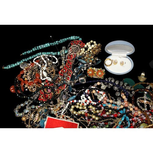 227 - A good collection of assorted vintage costume jewellery including chains, beads, pendants, bracelets... 