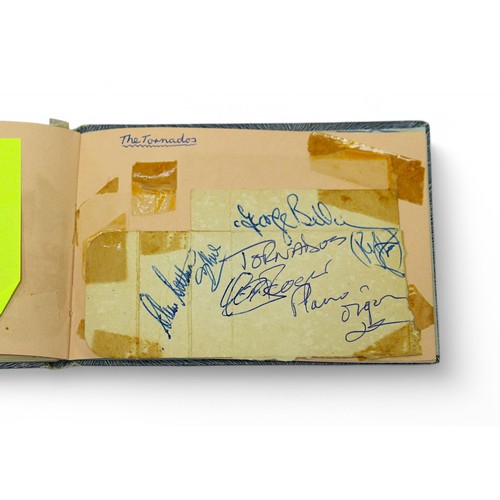 400 - An autograph book containing the signatures of Diana Dors, Bruce Forsyth, Bobby Vee, Tony Orlando, R... 