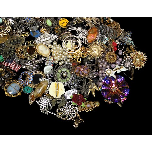 279 - A good collection of assorted vintage costume jewellery brooches, including some silver examples etc... 