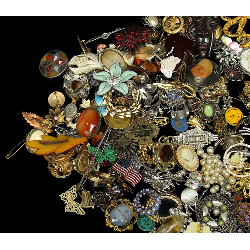 279 - A good collection of assorted vintage costume jewellery brooches, including some silver examples etc... 