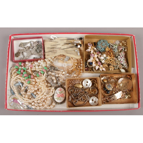 117 - A tray of vintage costume jewellery including white paste, gilt chains and a collection of stick pin... 