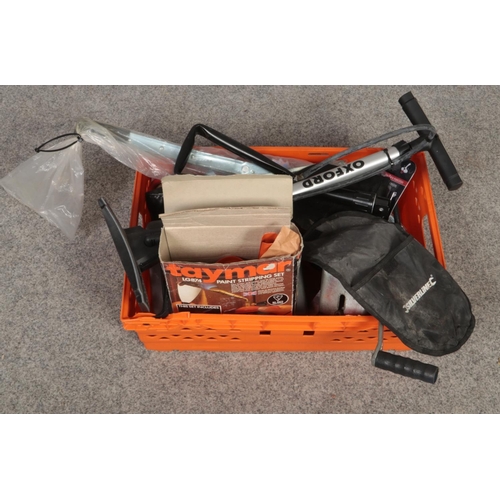 323 - A box of miscellaneous, Silverline folding shovel, Taymar LG874 paint stripping set, cased screwdriv... 