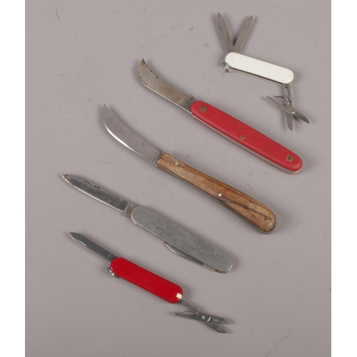 424 - Five pen knives, Victorinox, Saynor examples