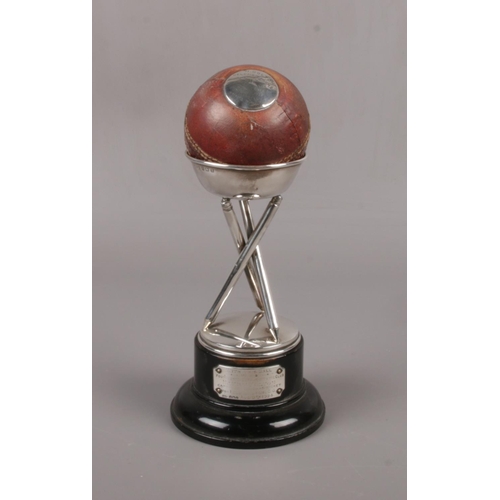 552 - A George V silver cricket trophy. Formed from a Gunn & Moore  cricket ball with silver plaque inscri... 