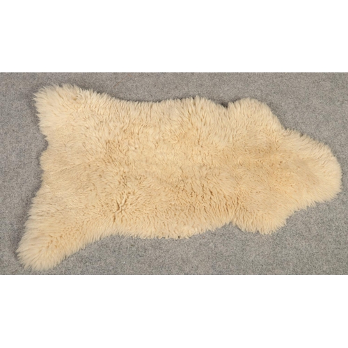 603 - A sheep skin rug. (115cm x 70cm)