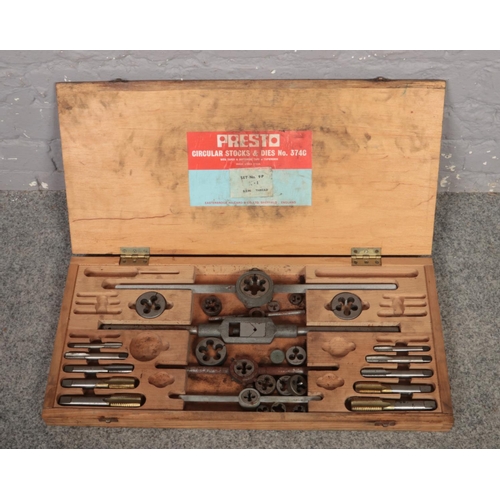 609 - A wooden cased Presto circular stocks and dies part set.