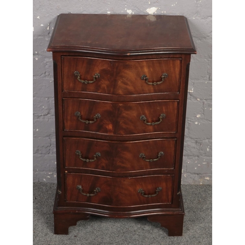 628 - A mahogany serpentine chest of 4 drawers. (77cm x 48cm).