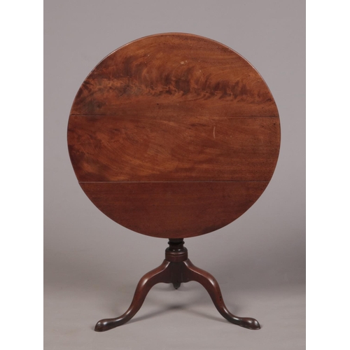 285 - A George III mahogany centre pedestal snap top supper table. Rotating on a bird cage mechanism and r... 