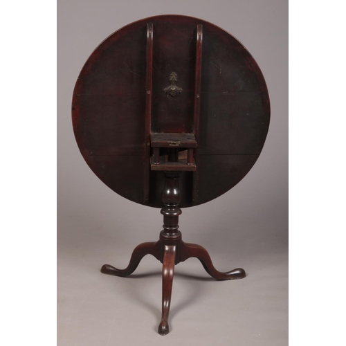 285 - A George III mahogany centre pedestal snap top supper table. Rotating on a bird cage mechanism and r... 