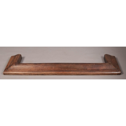 87 - An Arts & Crafts oak curb fender of ogee form and with raised peg moulding to the mitres, 168cm x 39... 