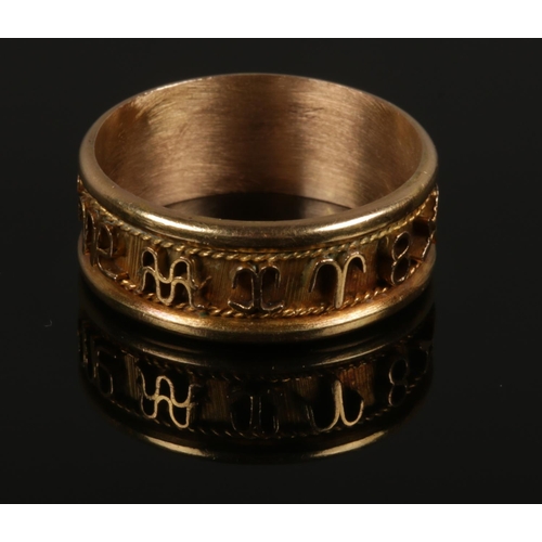 291 - A yellow metal band, decorated with signs of the zodiac, stamped 18k, size V. 5g.