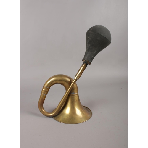 90 - Automobilia - Vintage brass car horn.