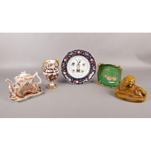 98 - A collection of ceramics to include a 'Davenport' two handed gilt knot vase decorated in the 'Imari'... 