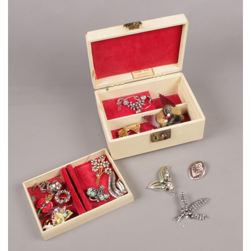 23 - A Vintage Thoren's musical jewellery box. To include various brooches.