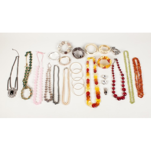 181 - A bag of assorted costume jewellery - to include a rose quartz bead coloured necklace & bracelets et... 