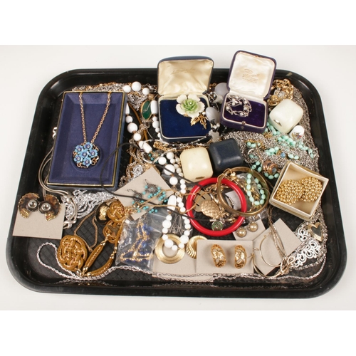 188 - A collection of costume jewellery. Includes gilt metal necklaces, clip on earrings, brooches etc.