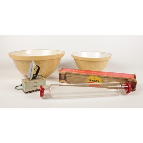 199 - A group of kitchenalia. Two Gripstand ceramic bowls, vintage Pyrex oven table glass rolling pin (box... 