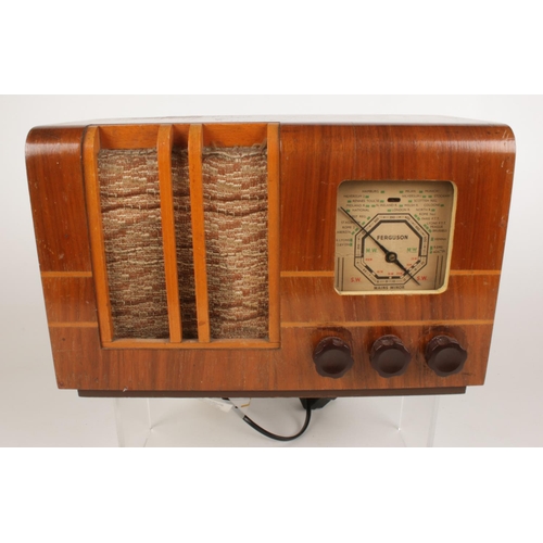 202 - A Ferguson 1940's vintage wooden cased valve radio. Model no 909U, Serial no 13468. H: 20.5cm, W: 33... 