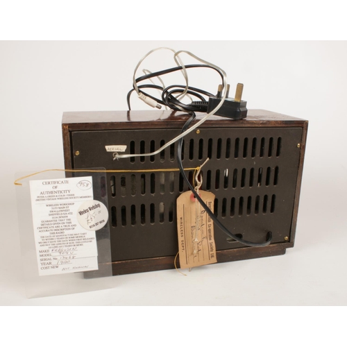 202 - A Ferguson 1940's vintage wooden cased valve radio. Model no 909U, Serial no 13468. H: 20.5cm, W: 33... 