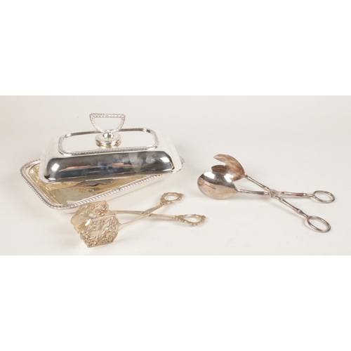 238 - A Silver plated bead edge tureen and cover, together with two sets of serving tongs.
Tureen: H: 12cm... 