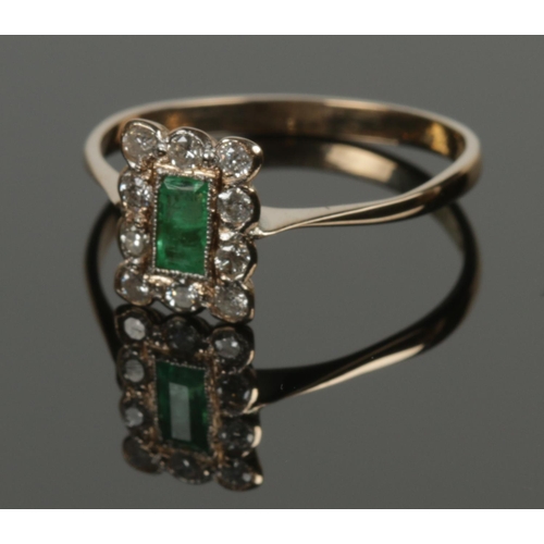 407 - An art deco 18ct gold & platinum emerald and diamond cluster ring. Size P.