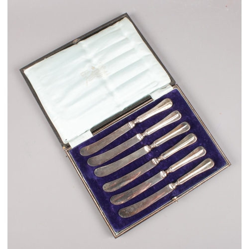 425 - A cased set of silver handled butter knives. Assayed Sheffield 1915 by William Yates Ltd.