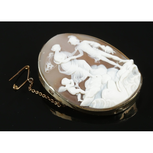 563 - A large cameo brooch with mythological scene. Depicting Perseus and Andromeda killing the Kraken wit... 