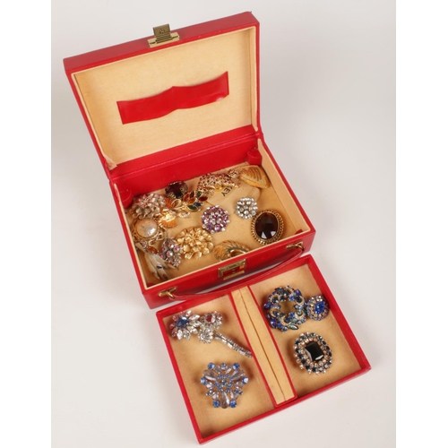 605 - A jewellery box of mostly 1950s paste set brooches.