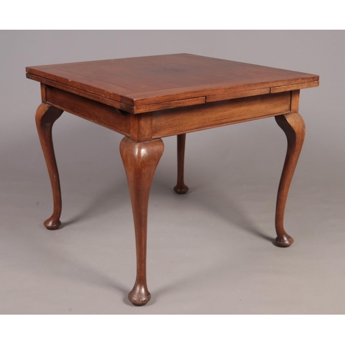 315 - A Mahogany draw leaf table with cabriole legs. H: 75cm, W: 80cm. Fully drawn: W: 147cm.