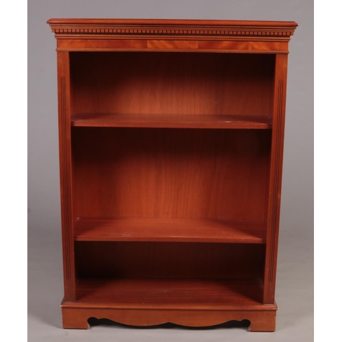 320 - A mahogany open bookcase. (123cm x 90cm x 30cm).