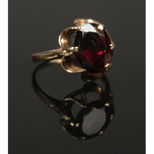 238 - A 9ct gold garnet ring. Size N. 3.25g.