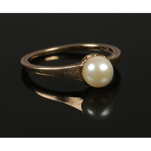 245 - A 9ct gold cultured pearl ring. Size L. 1.79g.