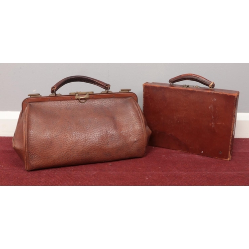 371 - A Late 19th/Early 20th Century Leather Gladstone Doctors Bag (36cm wide) together with a small vinta... 