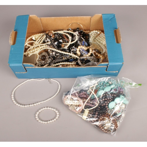 124 - A box of costume jewellery. Mainly beads and simulated pearls.